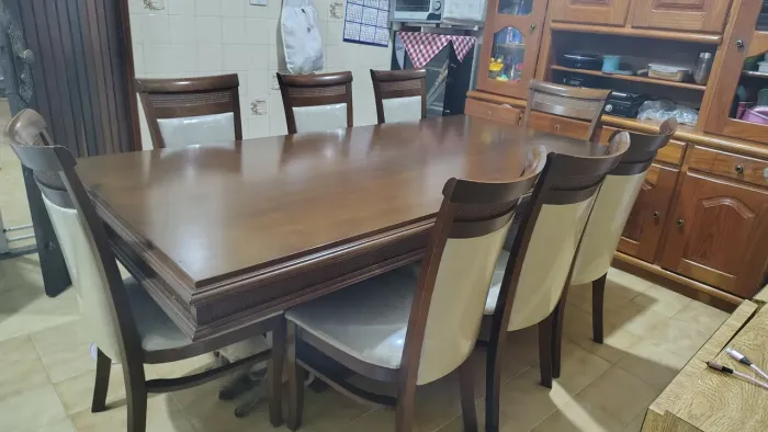 Vende-se mesa com 8 cadeiras de Madeira 