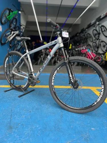 Bicicleta First aro 29, 24 marchas, k7 11x36, freio a disco hidráulico