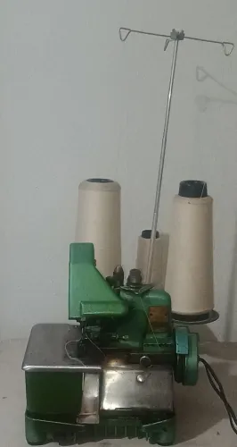 Máquina de costura overlock chinesinha