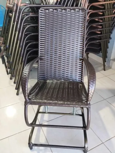 Cadeira de Balanço Quadrada em Fibra Sintética Nova - 349,99 no Pix ou 5x de 75,73 cartão