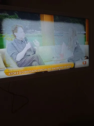 Vendo uma tv LG Branca 32 polegadas com um macha branca porém dá para assistir com áudio 