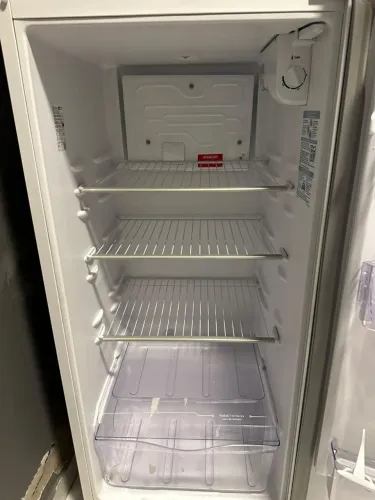 Geladeira 3 meses de comprada e sem marcas de uso 