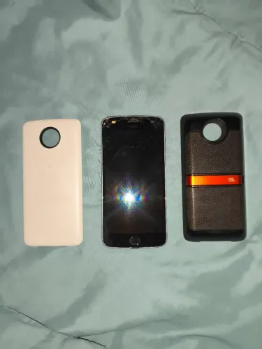 Moto Z2 64GB Tela Quebrada Funcionando - Para Conserto ou Peças