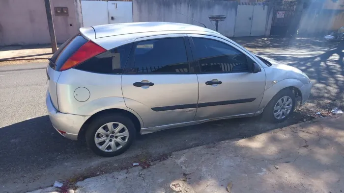 Ford Focus 1.8 16V 5P 2001