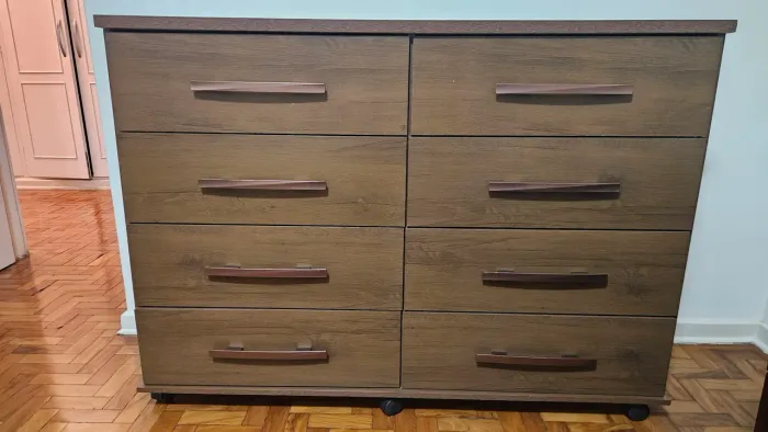 Cômoda grande - 8 gavetas e rodízios