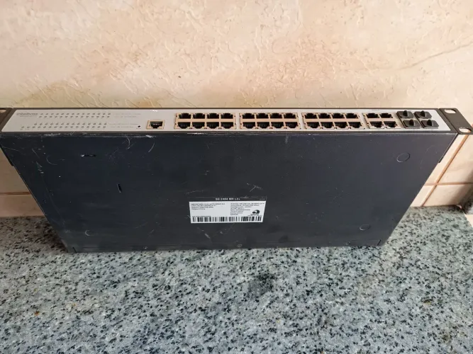 Vendo Switch 24p Gerenciável Giga + 4p Sfp Sg2404 Mr L2+ Intelbras, funcionando.