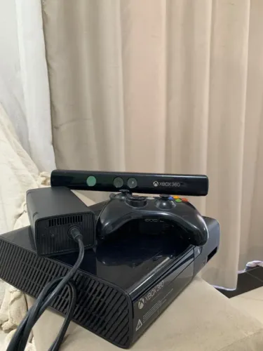 ? XBOX 360 + KINECT + CONTROLE ORIGINAL