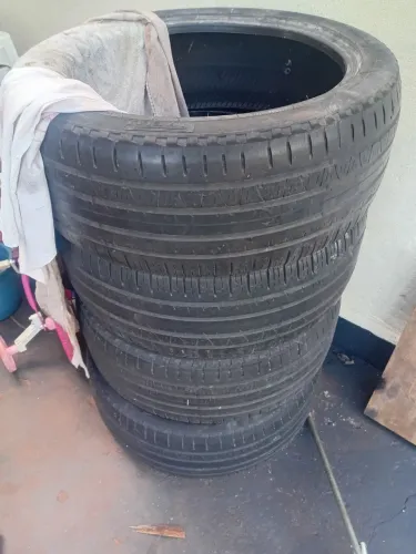Pneus 235/45/19