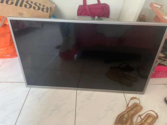 Duas tvs para conserto