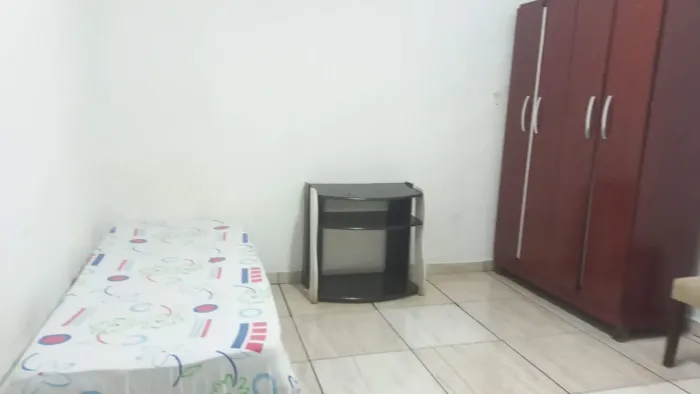 Alugo quarto 
