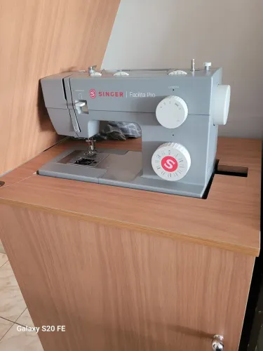 Máquina Costura Singer Facilita Pro 4423 com gabinete em madeira