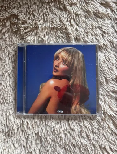 cd sabrina carpenter short n sweet com beijo estampado