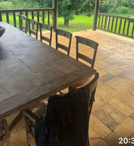 Mesa de madeira deslumbrante com 12 cadeiras deslumbrantes