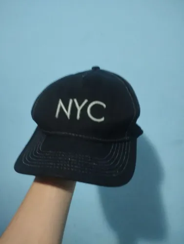 Boné preto e branco NYC