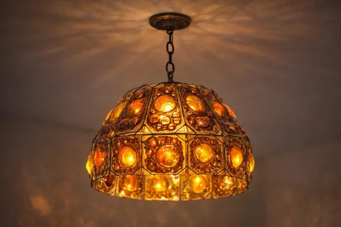 BELÍSSIMO LUSTRE APENAS UM VITRAL QUEBRADO