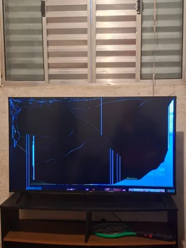 Tv TCL 43" tela quebrada