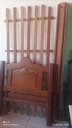 Cama de madeira com colchão de mola