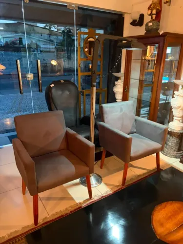 Par de Poltronas Aveludadas com pés de madeira