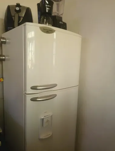 Geladeira Eletrolux com agua na porta