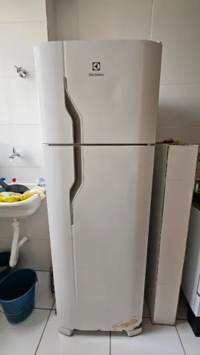 Geladeira Eletrolux duas portas 260L