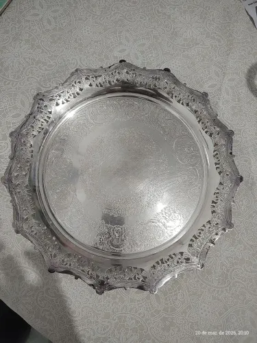 Bandeja redonda em metal prateado da marca prata regia 90