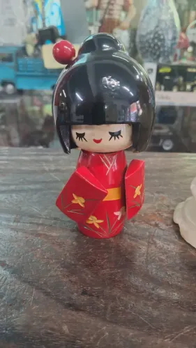 KOKESHI CLUB - Boneca Kokeshi na cor vermelha medindo 12 cm de altura.