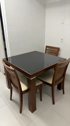 Vendo Mesa com 4 cadeiras