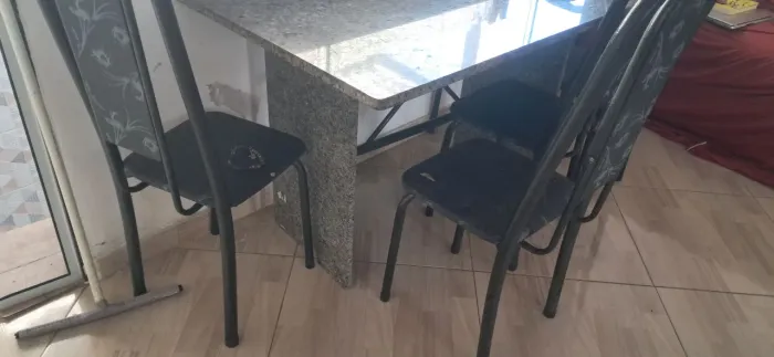 Vendo mesa de jantar de pedra.
