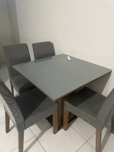 Vendo mesa com 4 cadeiras dois meses de uso