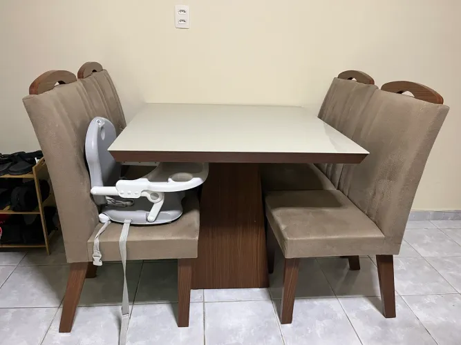 Mesa com quatro cadeiras | BEM CONSERVADA
