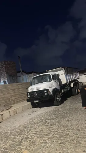 Caminhão caçamba