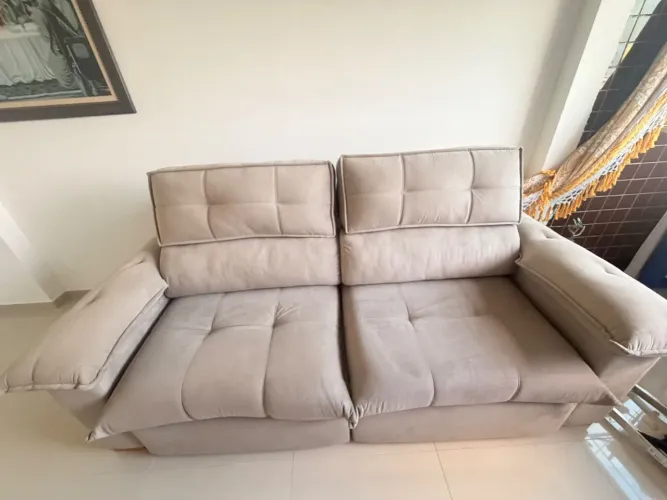 Sofá semi novo na cor bege em bom estado