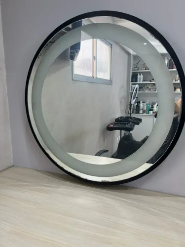 Vende -se um espelho arredondado com LED 