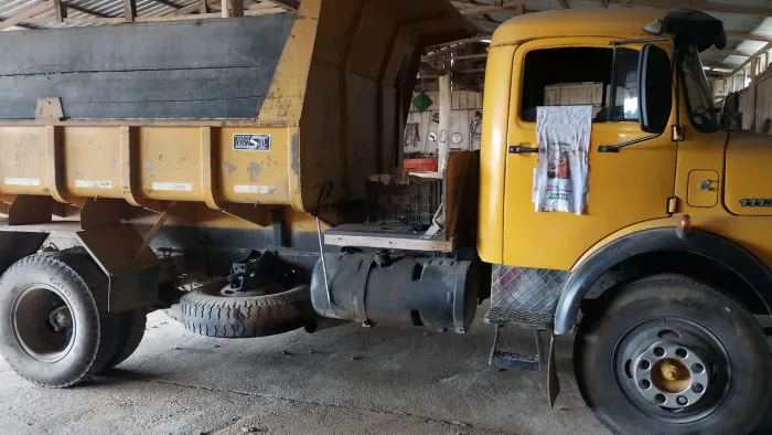 Caminhão caçamba 1113
