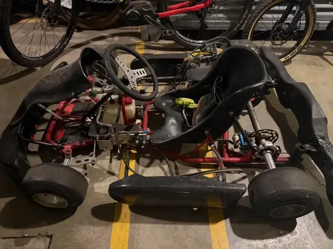 Kart cadete infantil com motor de 6,5HP funcionando