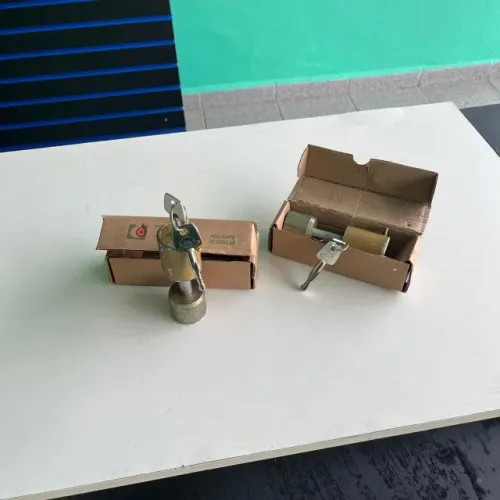 2 fechaduras/cadeado para porta de aço - tetra - semi nova - kit com2 unid
