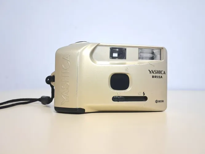 Máquina Fotográfica Analógica Yashica Brisa