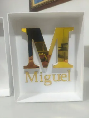 Quadro com inicial e nome para decoração