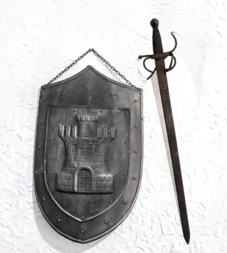 RÉPLICA DA ESPADA "COLADA DEL CID" E ESCUDO COM CASTELO HERÁLDICO- TOLEDO - ESPANHA  