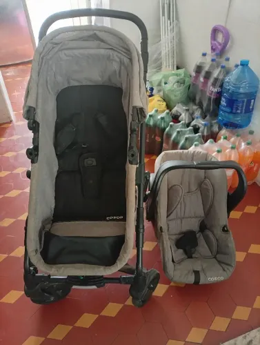 Carrinho com bebê conforto