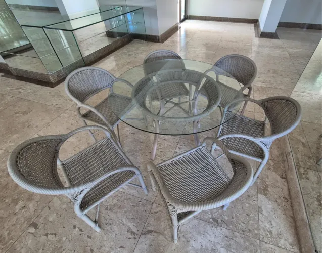 Conjunto :Mesa e cadeiras 