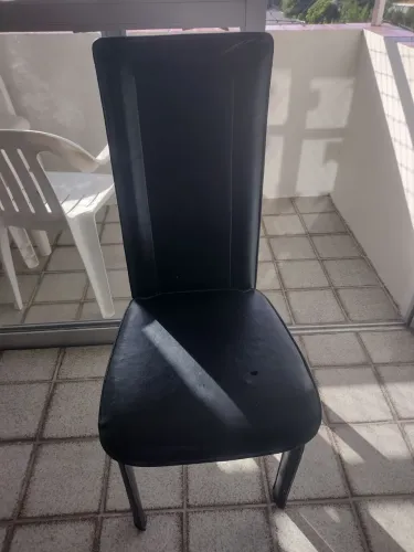 Vendo quatro cadeiras de couro  pretas. Com pequenas avarias.