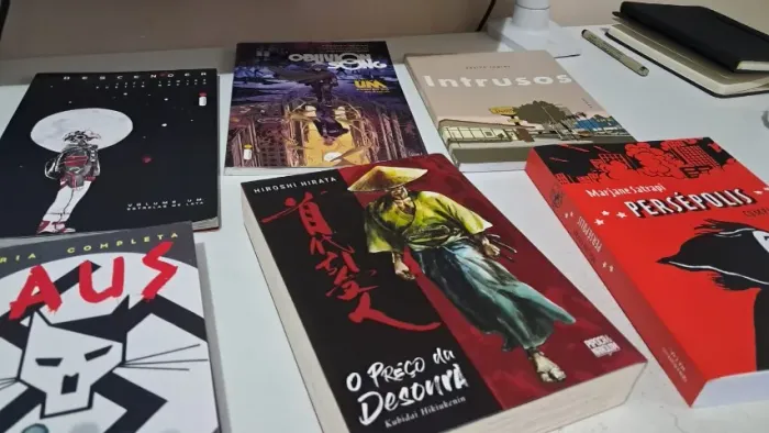 Mangás e HQs diversos: 25 reais cada.