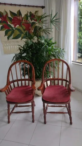2 cadeiras em madeira maciça torneada, com braço, estilo Country - com almofada - USADA 