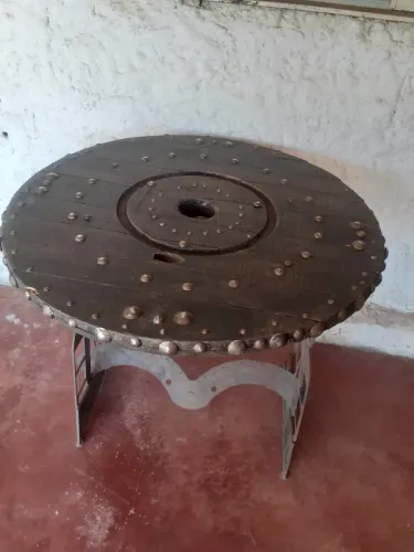 Mesa com roda de madeira!