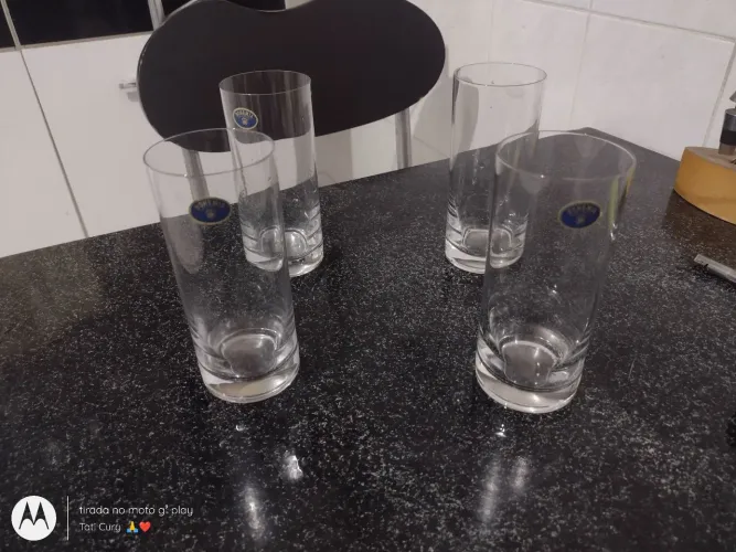 Vendo lindo conjunto antigo de quatro copos altos de cristal Bohemia