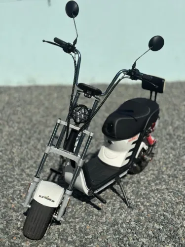 Vendo Scooter Minimaxx Branca em Penha - 400 km Rodados, com apenas 6 meses de uso.