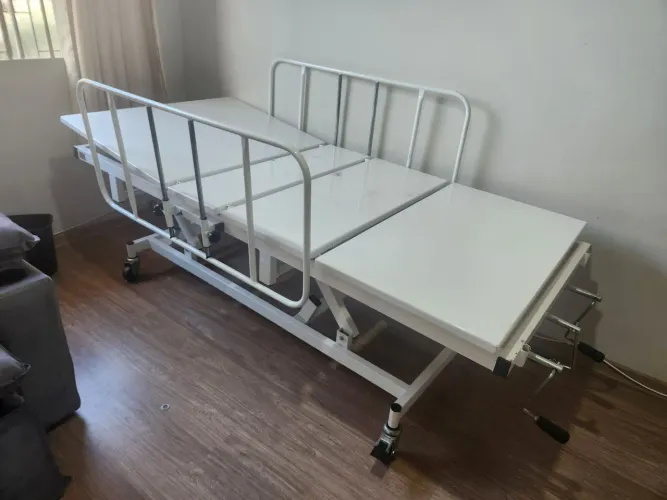 Vendo cama hospitalar, cadeira de rodas e cadeira de banho.