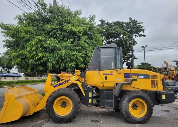 Pá Carregadeira Komatsu WA200 11/11 - Parcelamos