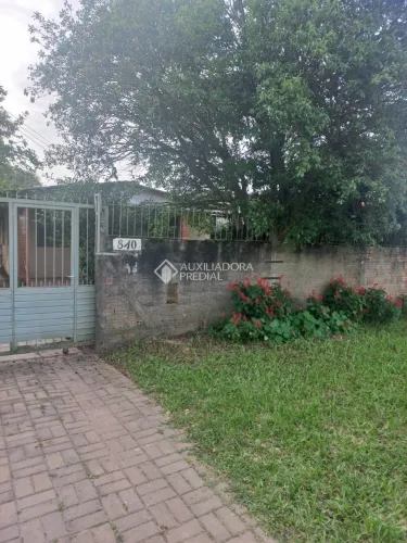Casa com amplo terreno.